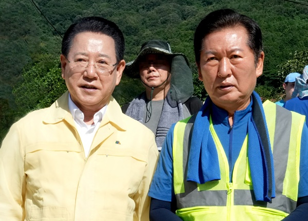 정청래 후보와 김영록 지사(0722나주 다시면 수해복구 봉사활동 당시).jpg