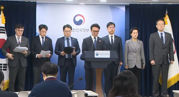 정부가 광역자치단체 간 행정통합 촉진 지원책을 발표하자, 지역별 반응이 크게 엇갈리고 있다. 특히 광주·전남은 환영의 뜻을 밝힌 반면, 대전·충남은 기대에 못 미친다며 실망을 표출해 지방 통합 논의가 새로운 국면을 맞고 있다.JPG