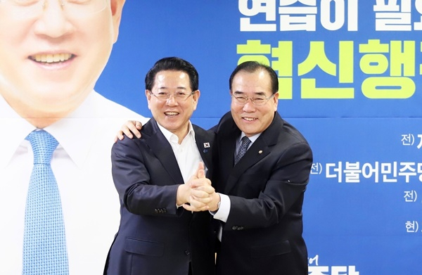 260401_(현장사진1)이개호 의원, 김영록과 손 맞잡았다.JPG