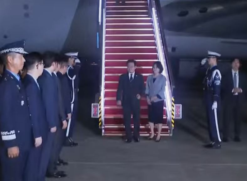 캡처_이재명대통령 순방후 귀국.JPG