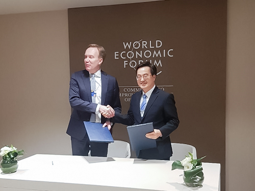 김동연 경기지사, 세계경제포럼과 4차산업혁명센터 설립 위한 업무협약 체결