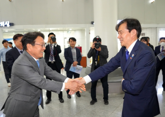 조국 대표 만난 강기정 광주광역시장 “광주 뜨겁게 사랑해달라”