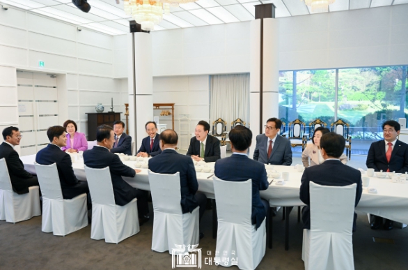 尹 대통령, 국민의힘 비대위 만찬 함께하며 중책 맡은 당 지도부에 감사 인사 전해