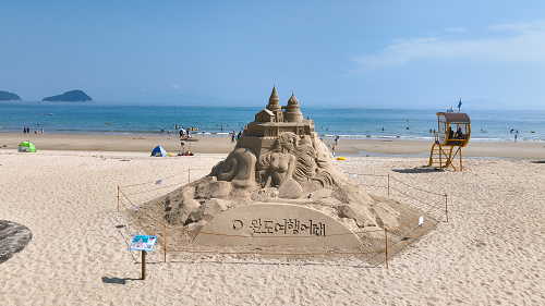 전남 완도 신지 명사십리의 모래조각, 포토존으로 인기!