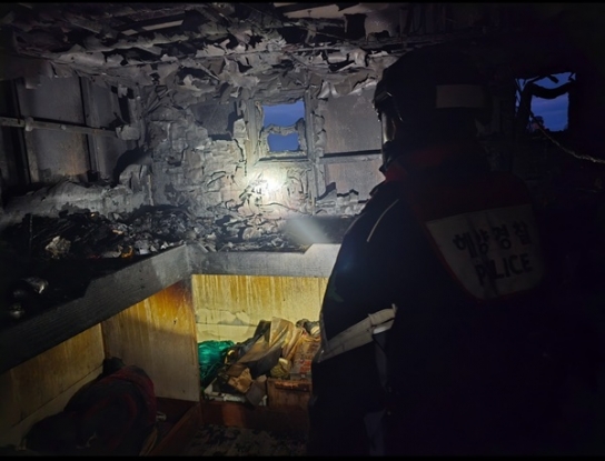 EEZ에서 화재 발생 중국어선, 목포해경 구조 나서