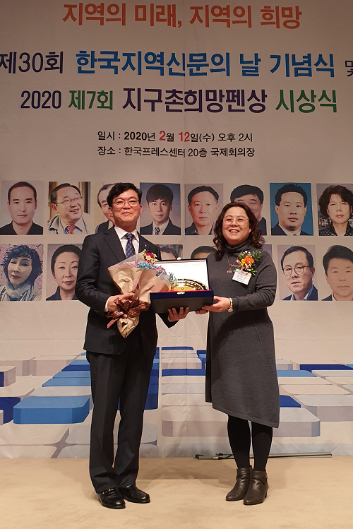 2.13. 무안군의회 이정운 의장 수상 사진.png