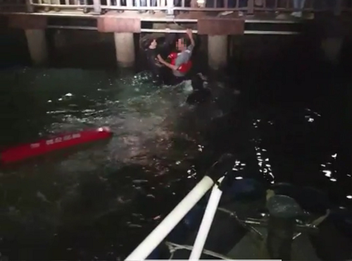 5월 31일 목포시 평화광장 앞 해상에서 60대 남성이 음주 후 수영하다 탈진해 목포해경이 긴급 출동해 구조했다.png