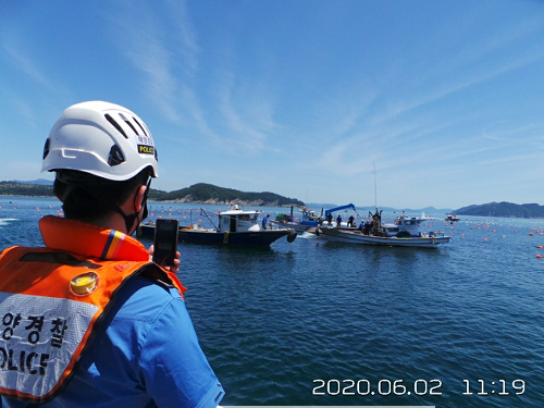 (200602)통영해경, 남해군 양과금항 전복선박 발생(사진2).png