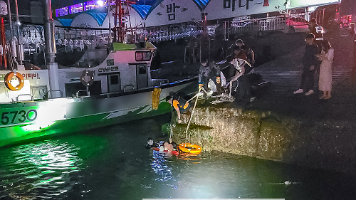 200605-여수해경, 해상 익수자 2명 구조 (2).png