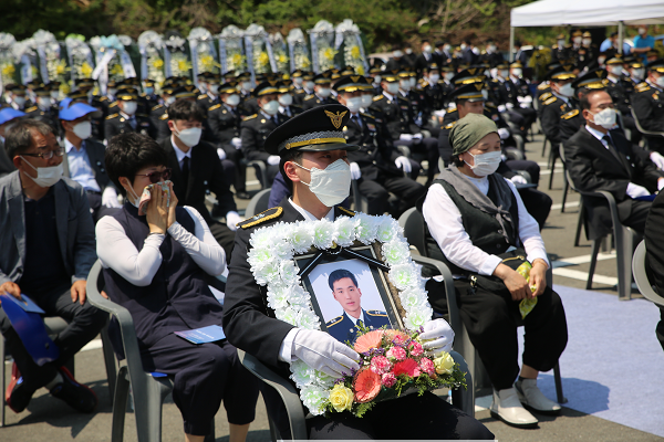 (200609) 통영해양경찰서 故정호종 경장 눈물의 영결식 “영웅, 고이 잠들다”(사진4).png