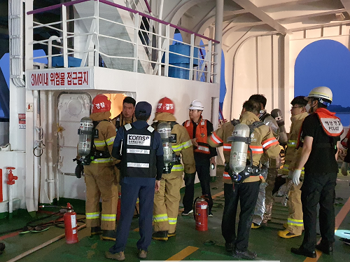 목포해경이 신안군 암태도 남강 선착장에 정박중인 여객선에서 화재가 발생해 소방과함동으로 진화 작업에 나섰다 (2).png
