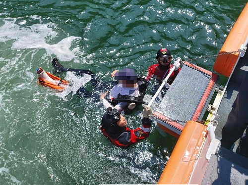 (200716)통영해경, 사천 신수도 추락 응급환자 구조(사진2).png