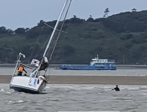 9일 오전 전남 영광 해상서 좌주된 요트 발생.png