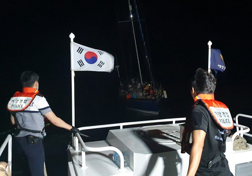16일, 목포해경 서산파출소 연안구조정이 추진기에 부유물이 감겨 표류중이던 A호를 예인하고 있다..png