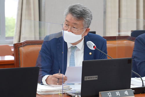 2일 운영위 회의에서 질의중인 김회재 국회의원.png