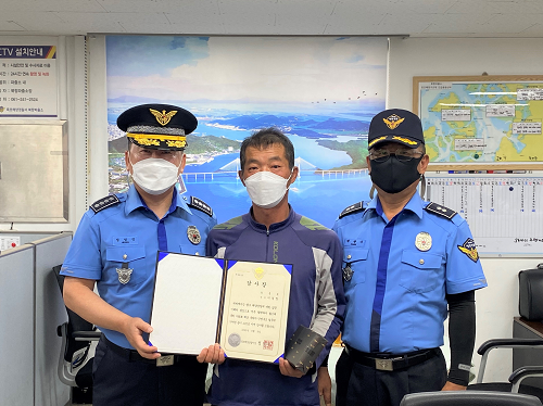 9일, 감사장을 수여받은 이경안씨가 정영진 서장과 함께 기념촬영을 하고 있다.png