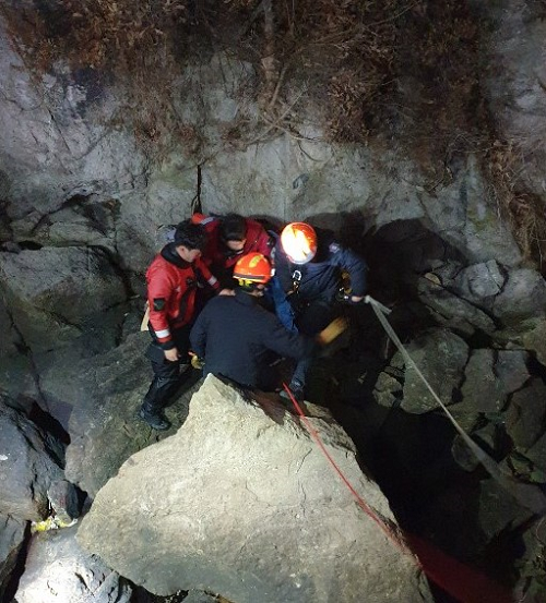 해경이 119구조대와 함께 요구조자를 합동으로 구조하고 있다.png