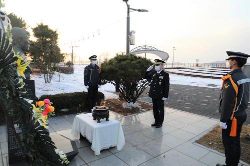 제25대 임재수 목포해양경찰서장이 故 박경조 경위 흉상 참배를 하고 있다..png