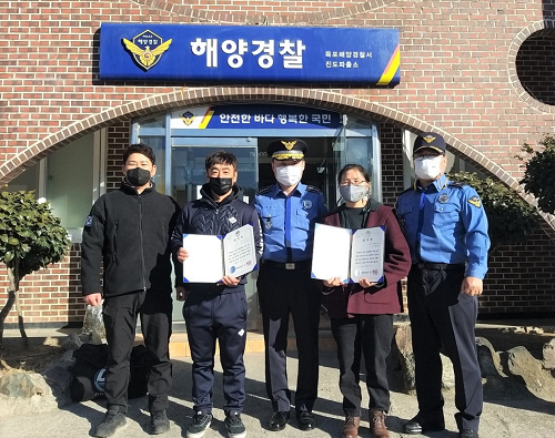 임재수 목포해경서장이 지난 18일 진도 쉬미항에서 발생한 화재선박 신속 진화에 기여한 대훈201선원 노두영씨와 쉬미 대행신고소장 김정효~.png