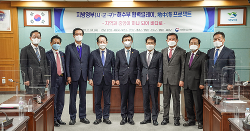 1.김종식 시장, 해수부 장관에 현안사업 정부 지원 요청(왼쪽 네번째 김종식 목포시장, 왼쪽 다섯번째 문성혁 해수부 장관).png