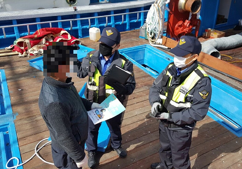 사본 -목포해경이 어선 승선원 변동 방문신고 관련하여 홍보를 하고 있다.png