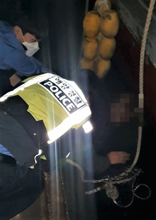 사본 -20일 새벽 전남 목포 북항에서 익수자가 발생해 해경이 긴급 구조했다.png