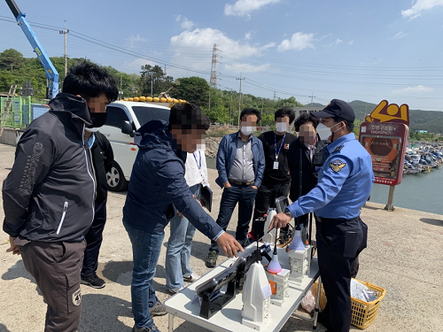 자체 제작한 견본으로 어선위치발신장치(v-pass) 오작동 줄이기 교육 및 어선화재 예방 및 구명조끼 입기 캠페인(1).png