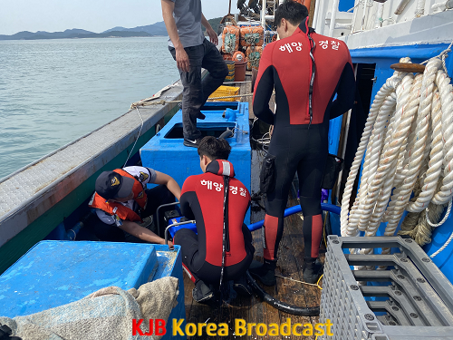 목포해경이 좌초된 선박에 등선하여 배수작업을 실시하고 있다.png