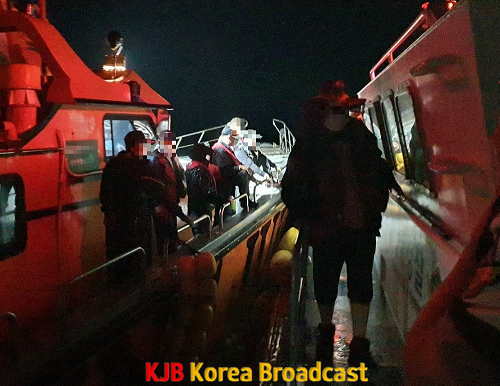 6일 전남 진도군 독거도 해상에서 기관고장으로 표류 중인 낚시어선의 승객들이 목포해경 연안구조정에 안전하게 탑승하고 있다.png