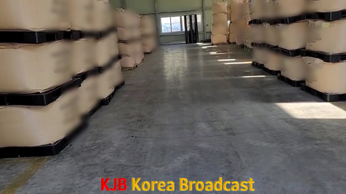 특사경 단속현장1(허가받지 않은 장소에 유해화학물질 보관).png