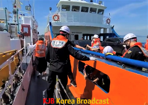 목포해경이 화객선 승객의 안전을 확인하며 경비함정으로 옮기고 있다.png