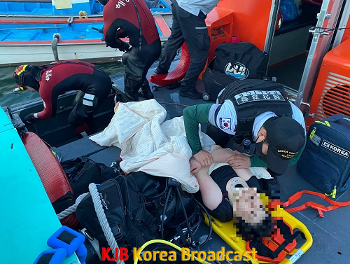 서해특수구조대에 의해 구조된 익수자 A씨가 응급처치를 받고 있다.png