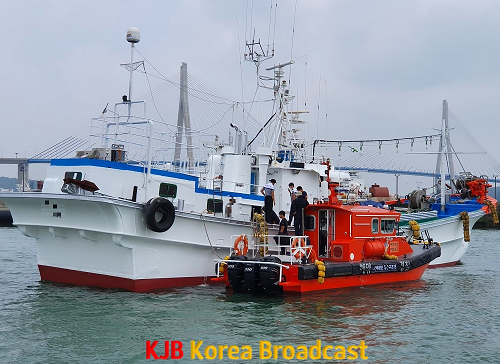 해경이 전용부두 앞 해상에서 침수선박을 발견하고 구조에 나서고 있다.png