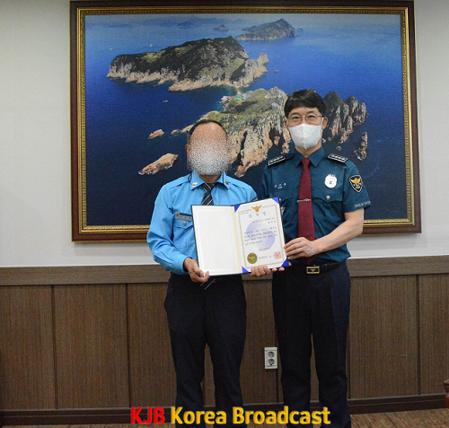 통영署, 보이스 피싱범 검거 기여 모범택시 운전사 감사장 수여.png
