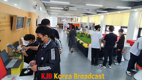 소프트웨어(SW)미래채움 아카데미 교육을 받고 있는 나주금천중 학생들.png
