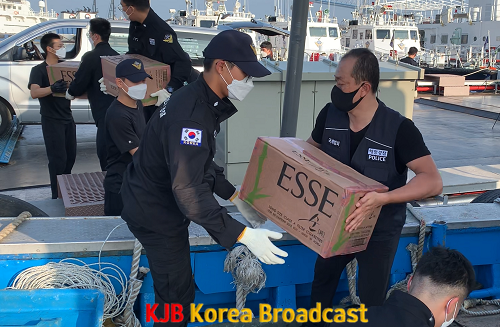 선박에서 밀수담배를 내리고 있는 목포해경.png