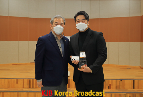 바리톤 김기훈 곡성군 홍보대사 위촉 사진(오른쪽)_왼쪽은 유근기 군수.png