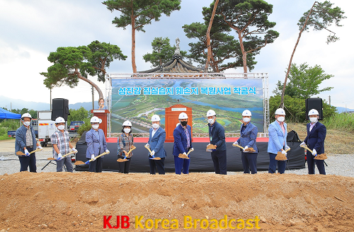 환경축산과_환경정책팀_곡성군, 섬진강 침실습지 훼손지 복원사업 착공식 개최_침실습지 훼손지 복원의 첫 삽을 뜨고 있는 참석자들.png