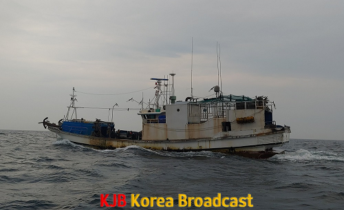 지난 25일 전남 진도군 관매도 인근 해상에서 스크류에 폐어망이 감겼던 선박이 폐어망 제거 후 다시 조업지로 향하고 있다.png