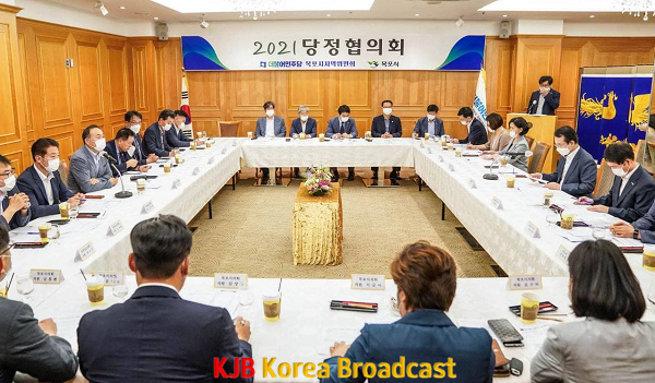 더불어민주당 당정협의회 사진3.png