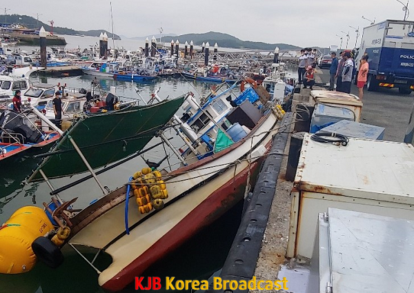 목포해경이 목포시 북항 소형물양장 안벽 계단에 걸려 기울어져 있는 선박에 대해 구조에 나서고 있다.png