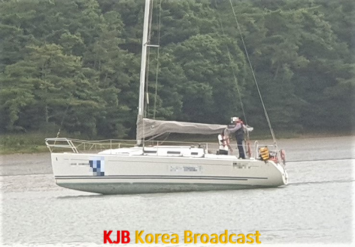 갯벌에 좌주된 세일링요트 A호.png