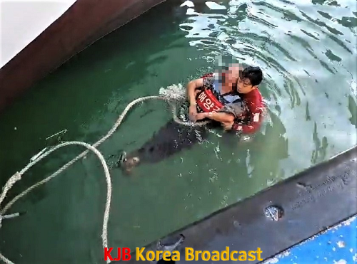 해경이 해상에 빠진 A씨를 구조하고 있다.png