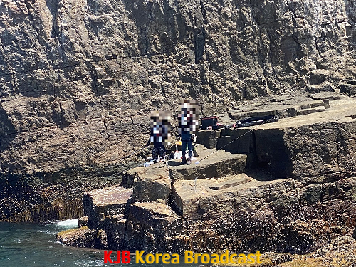 입도가 금지된 무인도서에서 낚시행위를 하고 있는 낚시객.png