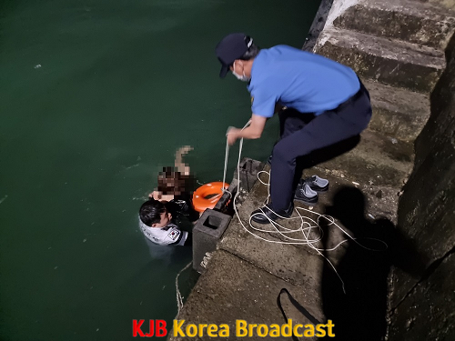 해상으로 추락한 익수자를 구조하고 있는 목포해경.png