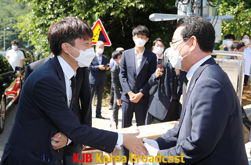 여순사건위령비 참배2.png