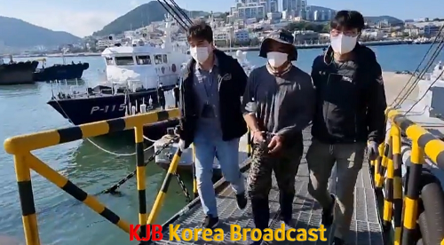 불법체류 외국인 긴급체포중인 여수해경1.png
