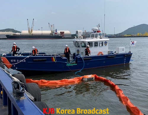 목포해경이 해양 기름유출 사고를 대비해 방제훈련을 실시하고 있다.png