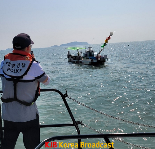 신안군 대노록도 인근 해상에서 어선이 기관고장으로 표류하자 해경이 안전관리를 실시하고 있다.png