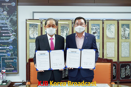 8.13 - 김동욱 전 국회의원 통영 역사·문화·예술 발전을 위한 공동협력 약정 체결 1.png